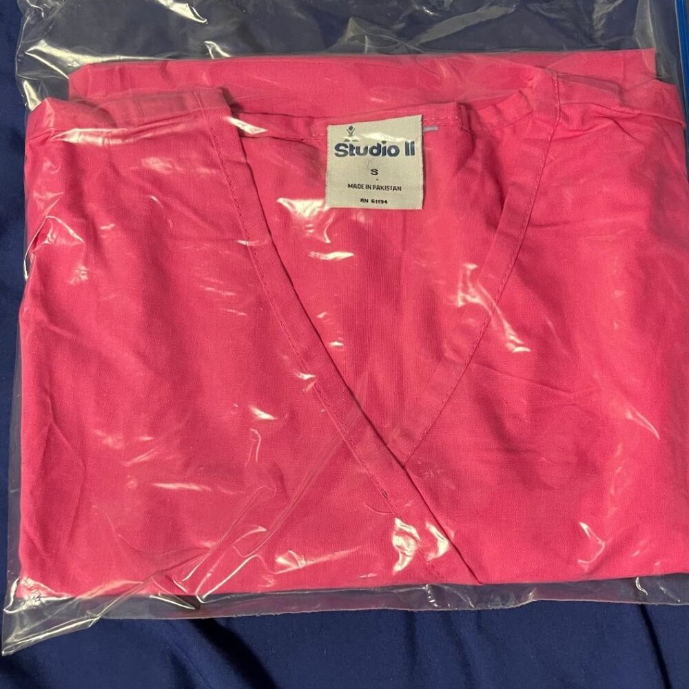 V NECK SCURB  TOP PINK  SIZE S NEW IN BAG